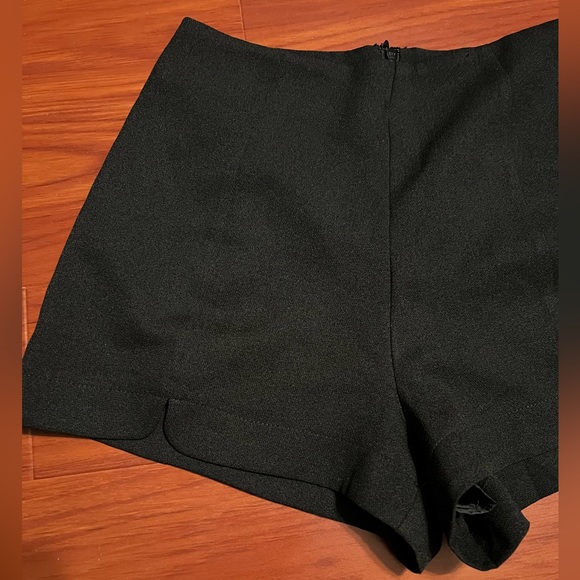 Forever21 Front Seam Detail Shorts - Picture 2 of 4